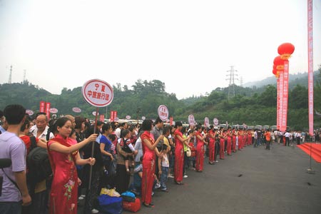 万人同祈福 挤爆峨眉山[组图]