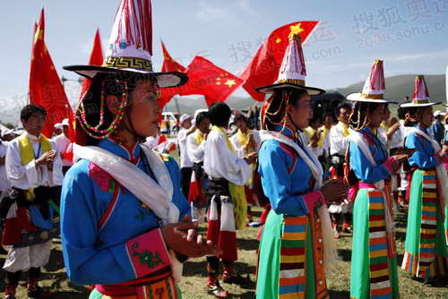 组图：圣火青海湖传递 起跑仪式上表演藏族舞蹈