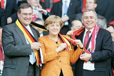 德国总理默克尔（中）率国防部长（左）等“政界后援团”为德国队助阵