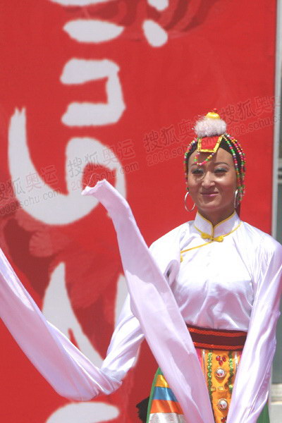 图文：圣火在青海湖传递 结束仪式藏族舞蹈表演