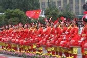 图文：圣火在西宁传递 腰鼓演员夹道欢迎火炬手