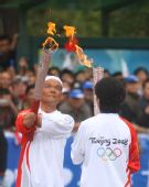 图文：奥运圣火在西宁传递 马复兴与罗玉秀交接