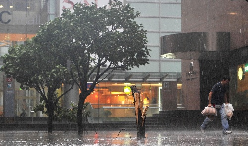 组图:香港天文台发出红色暴雨警告信号