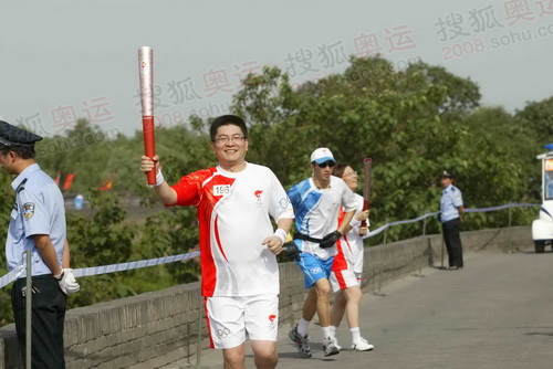 图文:火炬接力平遥站 196棒联想火炬手关伟