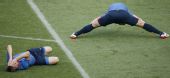 图文：俄罗斯队备战半决赛 两球员伸展肢体
