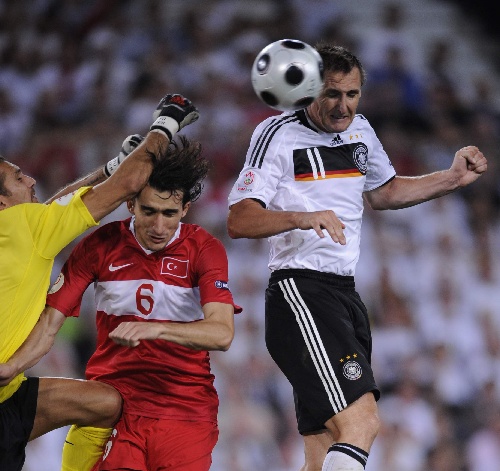 图文:[欧洲杯]德国vs土耳其 克洛泽头球得分