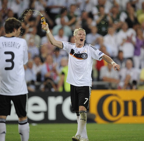 图文:[欧洲杯]德国vs土耳其 德国小猪欣喜若狂