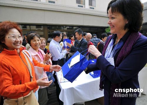 图文:中国公民访美旅游团自旧金山回国