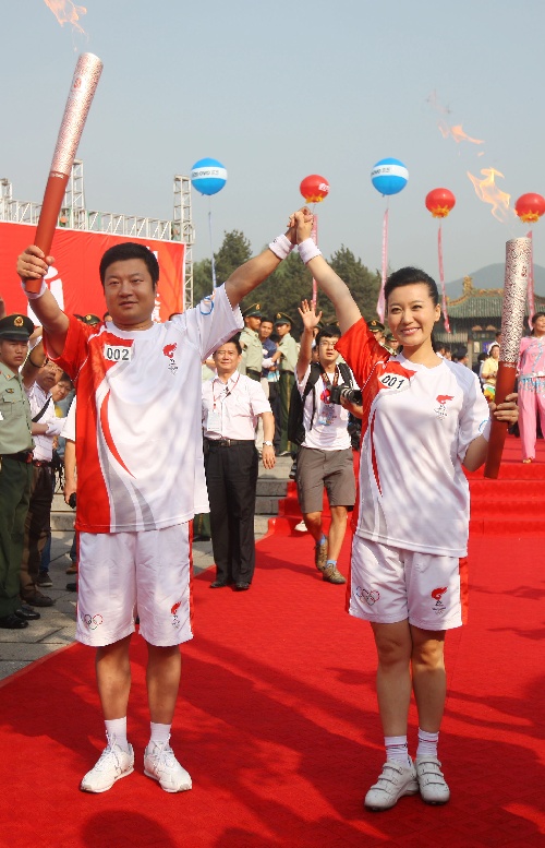 奥运会火炬传递 境内火炬传递 太原市火炬传递 精彩图片   来源:新华