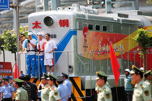 6月26日，奥运火炬手王立新手持火炬传递。当日，北京奥运圣火在山西太原传递。