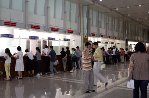 天津国际贸易与航运服务中心采用一站式服务，各窗口排满前来办事的客户