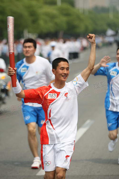 图文圣火上海首日传递183棒火炬手传递祥云