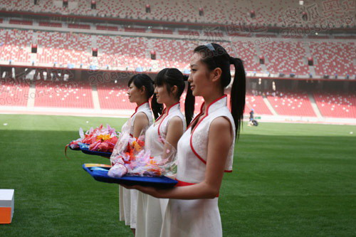 图文:北京奥运会主会场 颁奖仪式志愿者演练