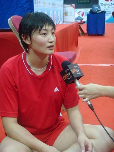 图文:香港站女排赛前训练 杨昊接受媒体采访