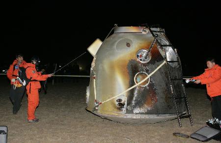 2005年10月17日4时33分,神舟六号返回舱在内蒙古四子王旗中部草原成功