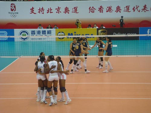 图文：中国女排3-2古巴 中古对垒预演奥运之战