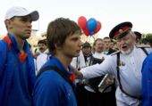 组图：俄罗斯队回到莫斯科 国家英雄受热烈欢迎