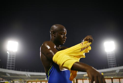 图文：牙买加田径选拔赛 鲍威尔当众换衣