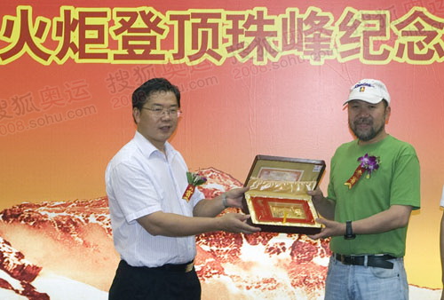 唐永宏（左一）向王勇峰赠送纪念金牌