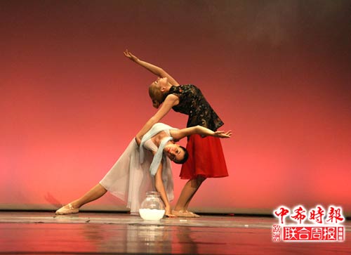 希腊芭蕾舞学校周年庆上演中国舞蹈。（希腊《中希时报》供图）