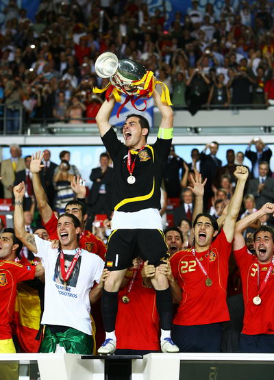 图文:德国0-1西班牙 队长卡西高举奖杯