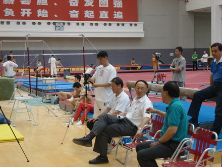 刘鹏局长在视察体操队的备战训练工作
