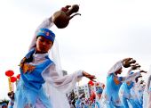 图文：奥运圣火在吴忠传递 起跑仪式上的表演