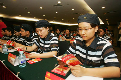麦当劳对北京8000多员工进行快餐式奥运英语