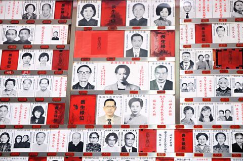 黄家驹逝世15周年 叶世荣与众歌迷前往祭拜(图)