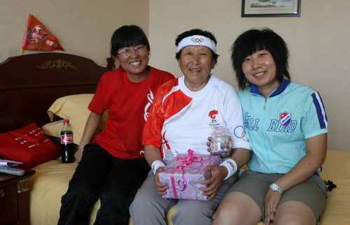  曾受“春蕾奶奶”资助的李彦芬（左）如今已是宁夏医科大学的学生，她与同学前来看望即将在银川传递奥运火炬的“春蕾奶奶”，并为可亲可敬的“春蕾奶奶”送来了她们最真挚的祝福！