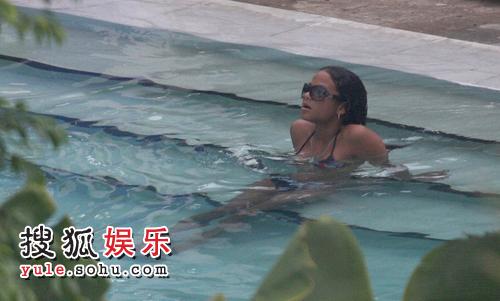 克里斯蒂娜-米莲在泳池休息