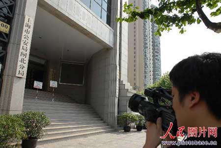 组图:歹徒冲进上海警局袭警 案件正进一步侦查