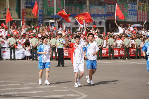 图文:圣火在淮南芜湖传递 第078棒火炬手传递