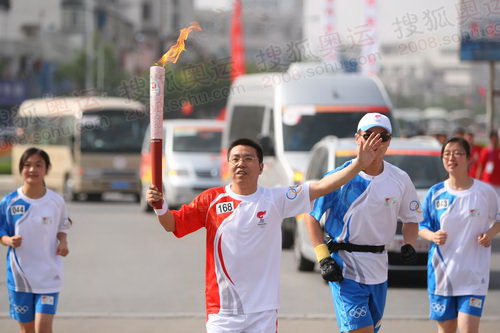 图文:圣火在淮南芜湖传递 第168棒火炬手传递