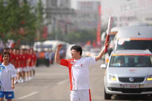 图文:圣火在淮南芜湖传递 第172棒火炬手传递