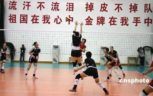 中国女排在福建漳州排球训练基地 中新社发 蓝添艺 摄