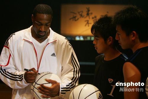 图:NBA球星与汶川篮球小将亲密接触(2)