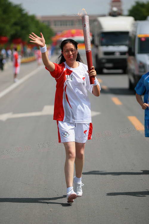 现任庆华集团董事长霍庆华成为吴忠站第一名火炬手,在宁夏回族自治区