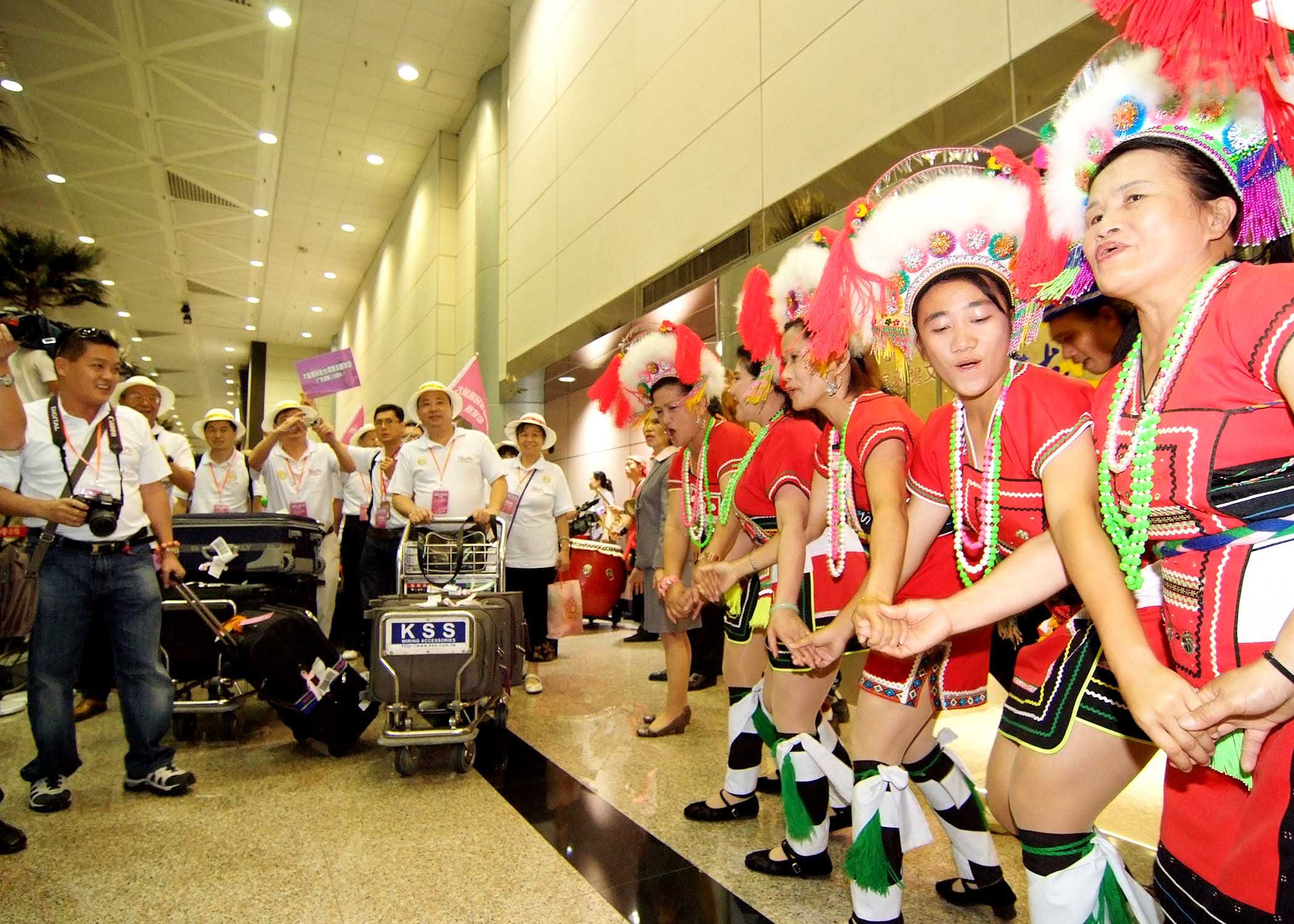 ...南方航空公司两岸周末包机今日拨得头筹第一个降落台湾桃园机...