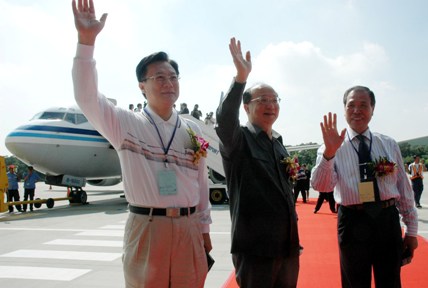 胡志强等台湾中部4县市长搭周末包机首航厦门