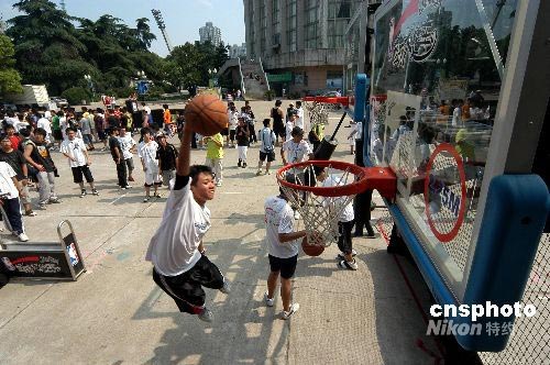 图:NBA篮球大篷车抵南京