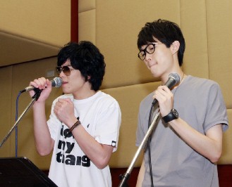 萧敬腾（左）与方大同为新歌演唱会彩排