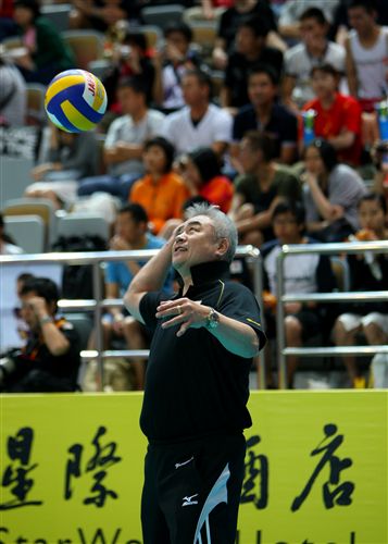 日本教练玩起排球