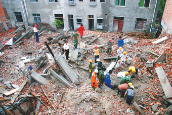 武汉一在建民房倒塌已造成8人死亡(图)