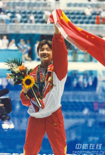 伏明霞在1992年巴塞罗那奥运会上夺得10米跳台冠军时只有14岁，是奥运史上最年轻的冠军，随后她的照片被登在美国《时代周刊》的封面上，这也创下了中国运动员之先河。 