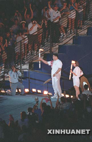 1996年亚特兰大奥运会，身患帕金森氏综合症的拳王阿里，以颤抖的双手点燃主火炬的画面，深深感动了无数的人。