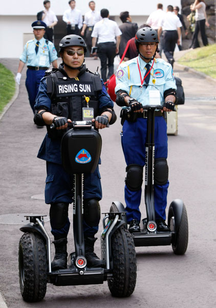 日本特警驾驶segway护卫g8峰会