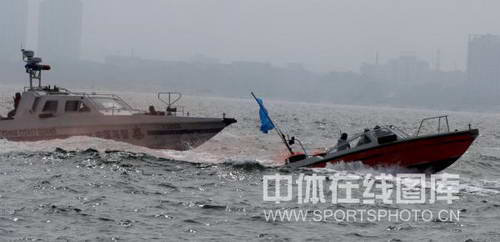 海警官兵在海面上对恐怖分子驾驶的小型快艇展开攻击,拦截.