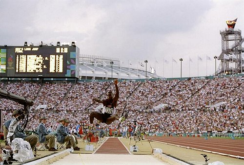 图文:1996年亚特兰大奥运会 刘易斯跳远夺冠
