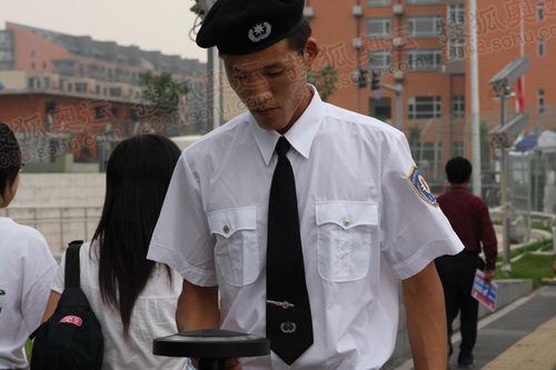 北京奥运会主新闻中心外工作人员的安检设备_2328